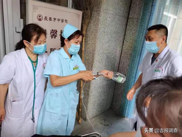 患者|长春市中医院东部正门入口有一男子晕倒，医护人员展开生死竞速