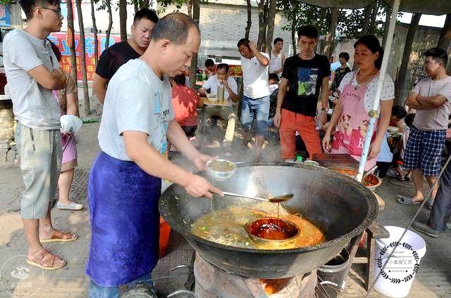 河南夫妻摆摊卖它，10元1碗每天排长队，食客：就认这个味