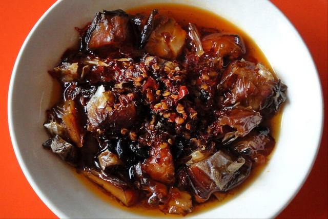 蒸腊鱼，直接蒸还是先煎一下？都不对，步骤弄错了，难怪又咸又硬