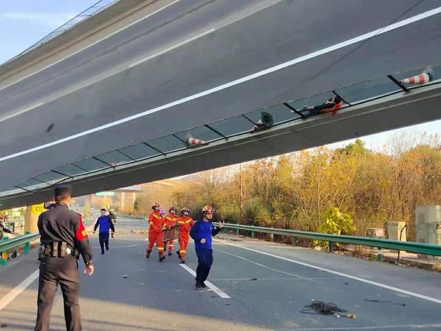 湖北一高速公路桥面发生侧翻事故
