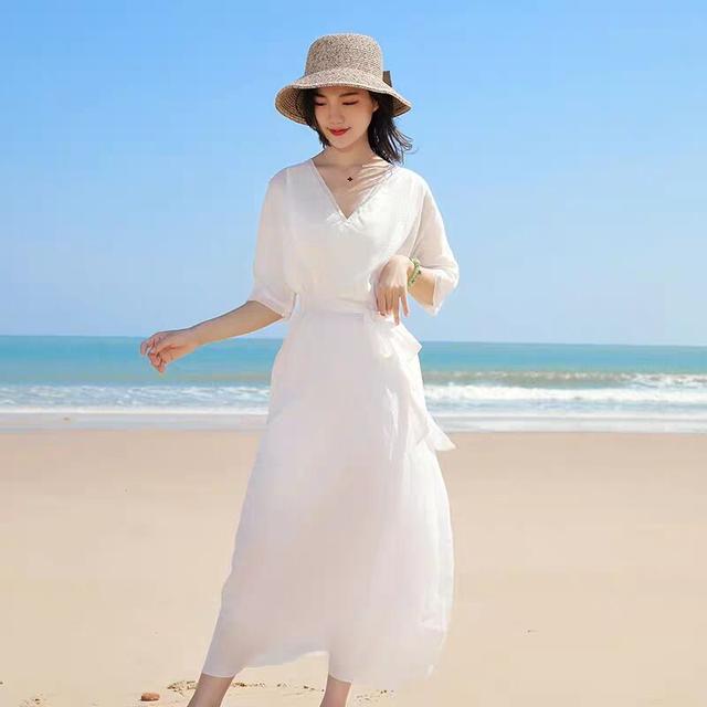 普拉达女王六一带娃出游，建议选一件文艺风的“苎麻裙”，优雅复古又减龄