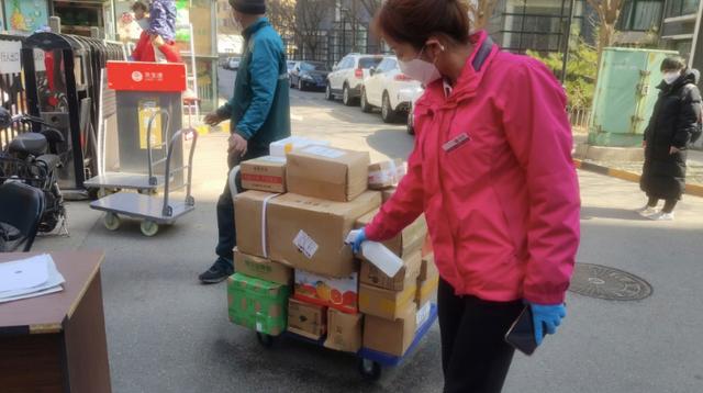 北京日报客户端：错峰进入、划定专属区……北京多个社区实现无接触配送