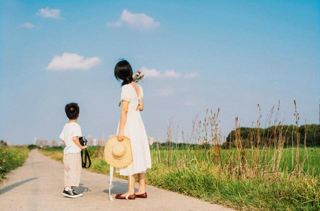 「超级宝妈」妈妈跳楼，儿子下跪求饶：孩子，你不需要为大人的坏情绪负责