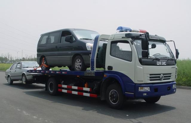 车在高速上坏了，该请4s店拖车，还是请保险公司