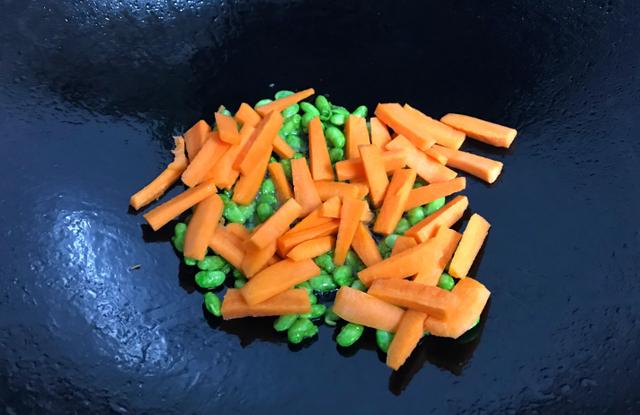 山药价格便宜，营养丰富，搭配上毛豆，好吃健脾