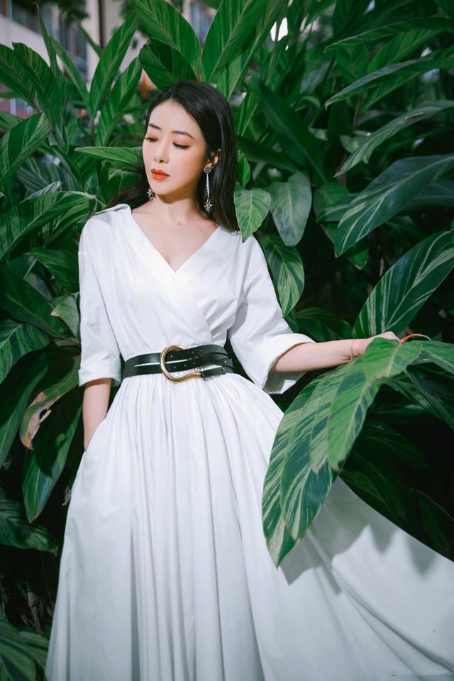 [第五大道]陈紫函穿白裙太有魅力，穿搭优雅还显气质高级，45岁美出新高度