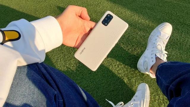 又一被严重低估的中端旗舰，65W快充+4摄256G，堆料太猛