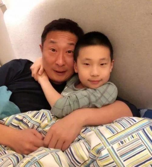 『超级宝妈』看到父母结婚照后，我陷入沉思，网友：是不是看中了爸爸的钱