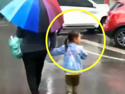 「超级宝妈」“硬核爷爷”带孙子上街，路人频频回头，网友：这个伞过分了