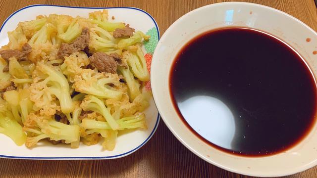 超级宝妈@【孕期饮食日记】4.1——花菜炒肉+蒜泥茼蒿+新乐炭烧酸奶+枣糕