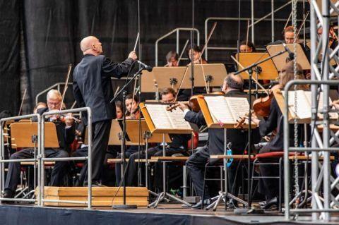 光明网|视界|柏林举办露天音乐会 观众需预约现场“站位”