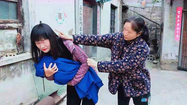 「超级宝妈」“奶完孩子掀了桌子”，产后这4种家庭冷暴力，希望你没遇到过