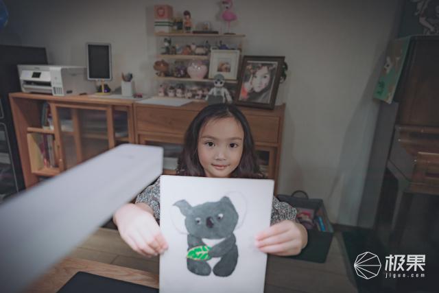 傻丫头的小幸福|护眼灯玩跨界？能扫描、能视频还能矫正坐姿，宝贝的成长就靠它了