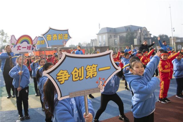 幼儿冬季运动会，萌娃们比技能前先比嗓门