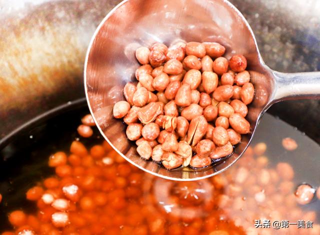 少逛街多做菜！大厨分享油炸花生米技巧，记住3个要点，香酥爽脆