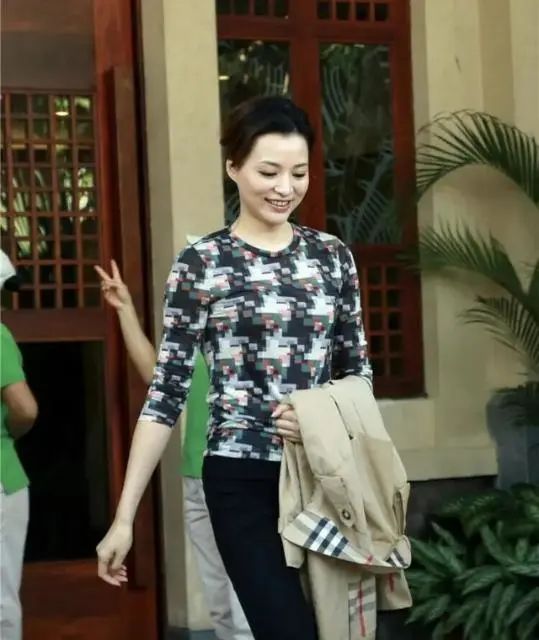 董卿真是优雅到骨子里！穿风衣扎丸子头走机场，46岁无惧素颜上阵夢醒時分