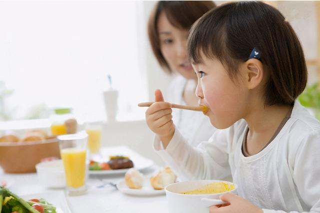 儿子一上幼儿园就长胖，直呼家里饭菜不香，看到照片宝妈难以理解