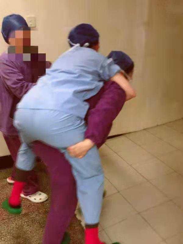 令人心疼！杭州这名女医生晕倒在手术台上，其他医生顾不得帮助她