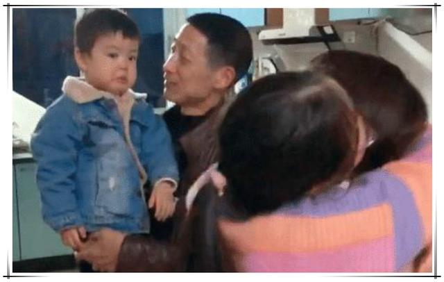 「超级宝妈」妈妈多抱了姐姐一会儿，二胎小宝眼里委屈含泪，网友：浓浓的醋味