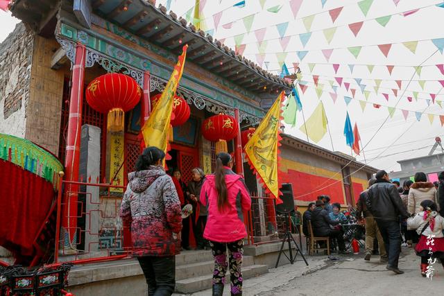 「世界那么大」古镇的古树都长到古宅的房间里了 奇怪的是却名不见经传