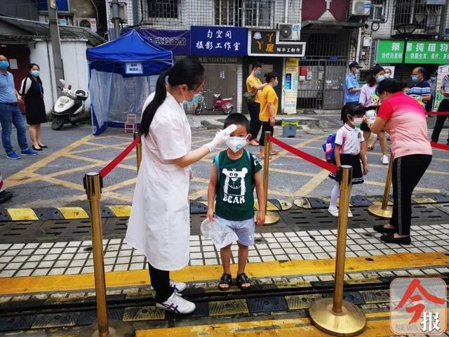 环球网▲直击现场！柳州最后一批“小神兽”回笼，家长：感觉解放啦