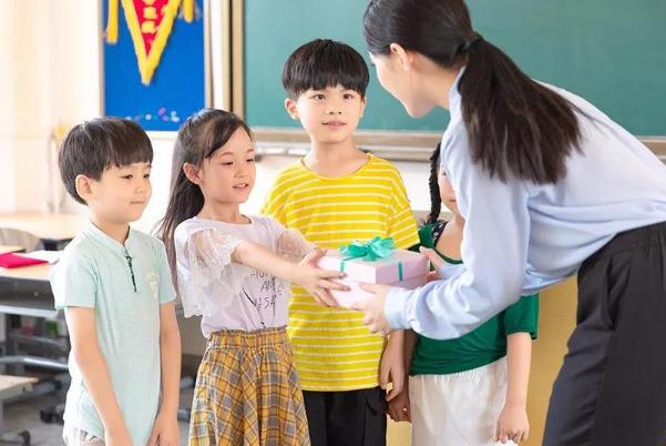 【超级宝妈】幼儿园老师怀孕,有家长建议送车遭怼:“马屁精你咋不送房子?”