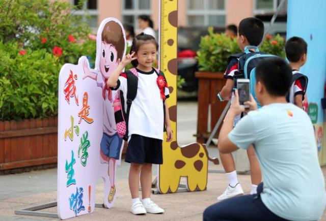 同样是生在9月的娃，一个提前入学一个推迟入学，三年后差距明显