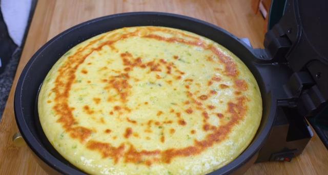 冬天发面饼这样做，手不沾面不揉面，松软又好吃，凉了也不硬