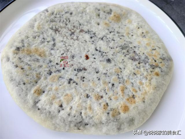 孩子爱吃软饼，搅一搅就能做，3分钟烙一锅，柔软筋道糖汁不乱淌