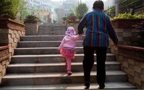 你的育儿经：为啥婆婆带娃总爱和儿媳唱反调？背后的这些原因，过于真实了