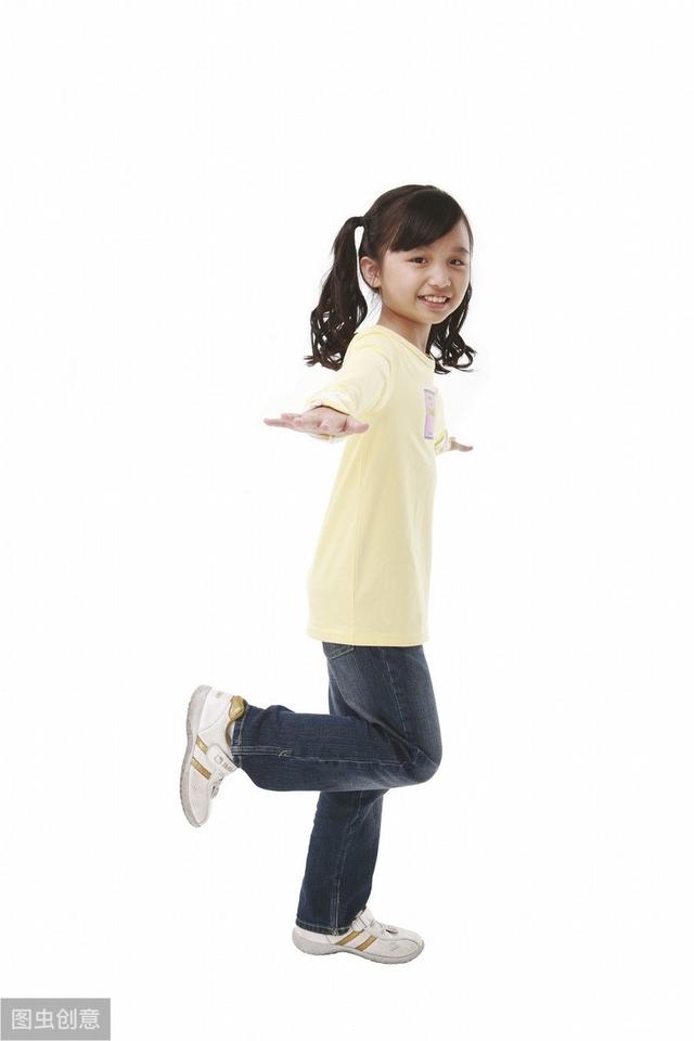 【你的育儿经】学会这几个小游戏！不用多花钱！在家就能帮孩子提高平衡能力！