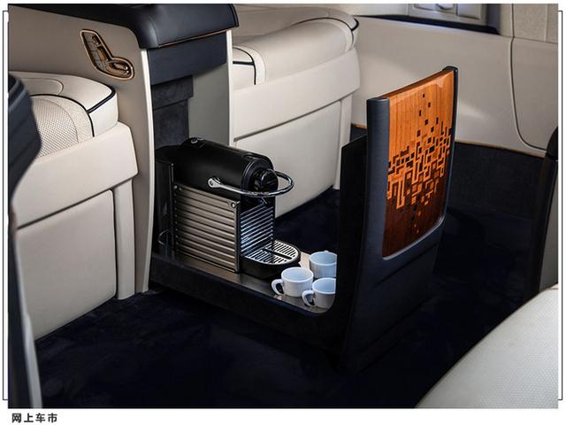 奔驰V级手工定制版 配咖啡机和冰箱 采用高端皮革 用24K黄金装饰