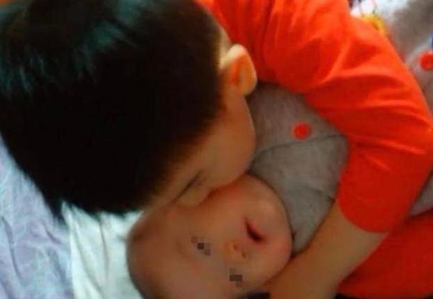 「你的育儿经」哥哥总是喜欢亲近妹妹，妈妈掀开妹妹的襁褓后，脸瞬间被吓白了