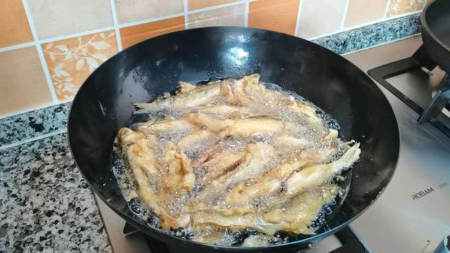 小鱼这样做，一口咬下去，连骨头都是酥酥的，还不怕鱼刺卡喉咙