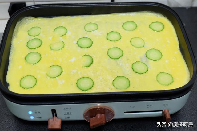 8个鸡蛋做了一盘菜，上桌就被抢，做法简单营养美味，和黄瓜最搭