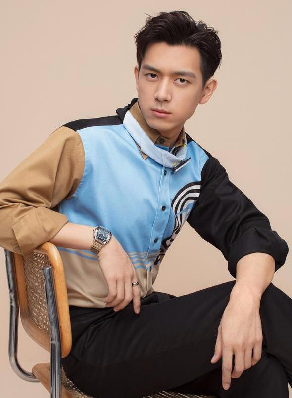 【时尚探究社】李现春夏同框，白西装、白裙子，真是CP感爆棚