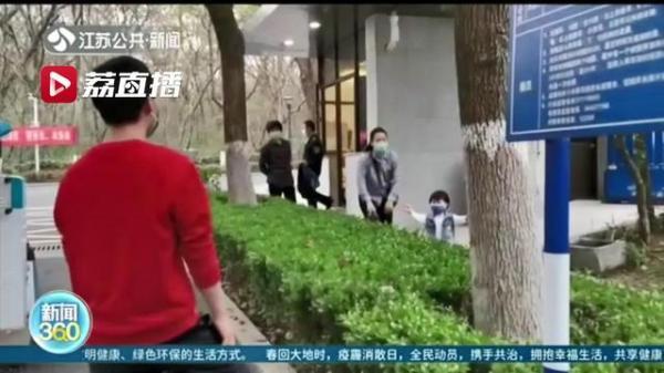 光明网：远远看着，2岁宝宝想冲进隔离点：“爸爸，要抱抱！”