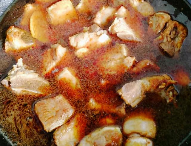 炖排骨时，焯水还是腌制？用上1招，排骨软烂入味，不腥也不柴