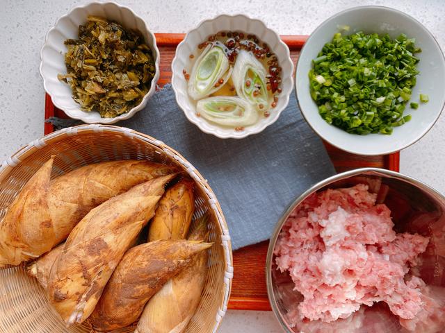 应季的冬笋馅包子，冬笋处理是重点，这样做的包子皮薄馅多还爆汁