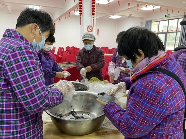 过年|八宝饭自己做、体育馆里燃烧卡路里……沪郊过年有老习俗也有新气象