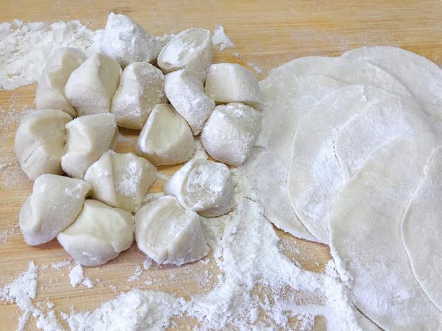 好吃不如饺子，朴素的猪肉白菜煎饺，酥脆鲜香，带给你家的味道