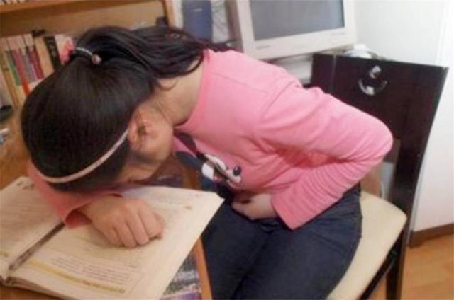 【你的育儿经】女儿来“大姨妈”变得不爱说话，聪明妈妈会说这3句话，很受用