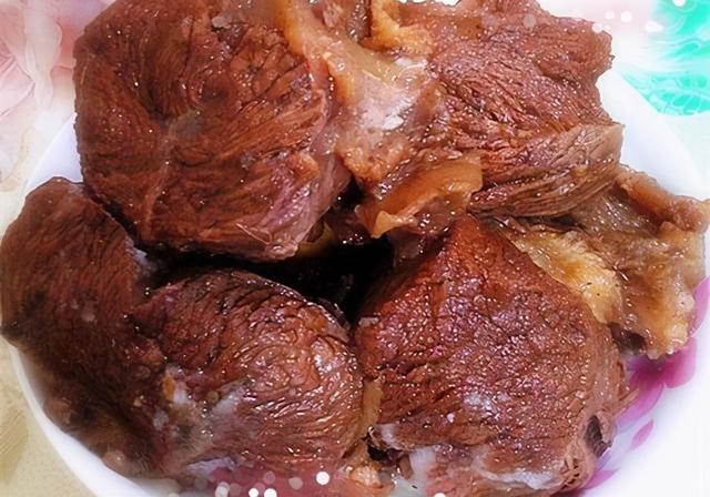 这才是卤牛肉的正确做法，牛肉色泽鲜亮不柴不腥，家里人都爱吃