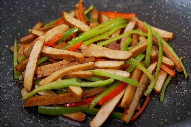 炒豆干，直接炒不容易入味，教你正确做法，豆干柔软好吃有滋味