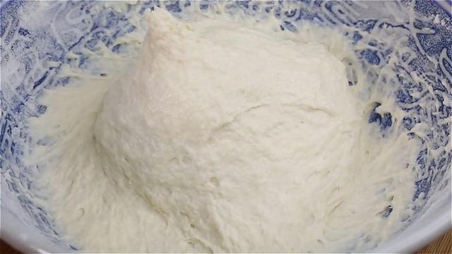 早餐试试这样做，不用揉不用擀，筷子搅一搅，出锅香甜松软，真香