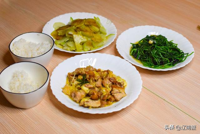 蟹姐用2个鸡腿做盘菜，上桌就被小朋友点赞，连呼好吃