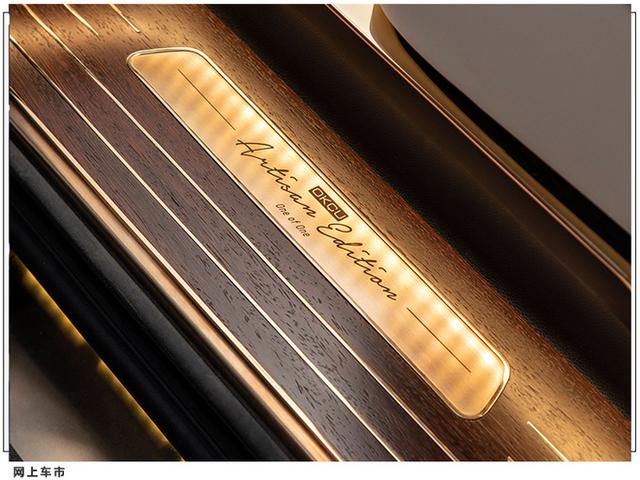 奔驰V级手工定制版 配咖啡机和冰箱 采用高端皮革 用24K黄金装饰