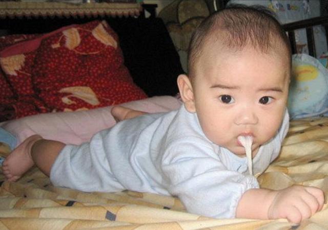 「你的育儿经」宝宝溢奶、吐奶的区别，妈妈要分清，不然宝宝遭罪