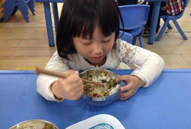#你的育儿经#8岁孩子来大姨妈?家长就得注意了,暗示性早熟