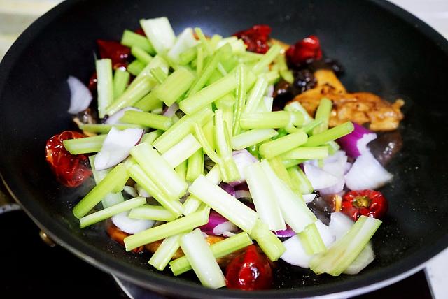 在家制作鸡翅麻辣香锅，食材丰富，营养更丰富，好吃到停不下来